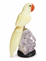 Loro con Calcita amarilla y su pico en Calcita naranja, con base de Amatista natural Loro con Calcita amarilla y su pico en Calcita naranja, con base de Amatista natural