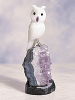Búho de Calcita blanca con pico de Amatista sobre base de Amatista Natural Búho de Calcita blanca con pico de Amatista sobre base de Amatista Natural