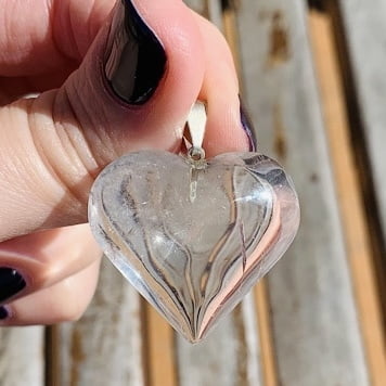Colgante de Cuarzo Blanco en forma de corazón Colgante de Cuarzo Blanco en forma de corazón