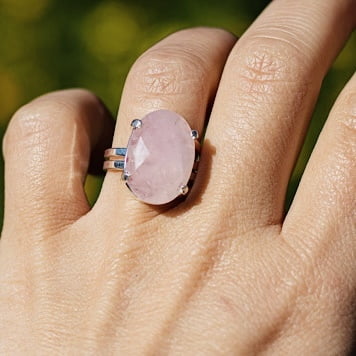 Anillo Facetado de Cuarzo Rosa