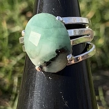 Anillo Facetado de Esmeralda, con talla ajustable