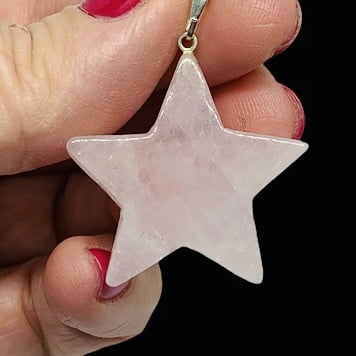 Colgante con forma de estrella en Cuarzo Rosa Colgante con forma de estrella en Cuarzo Rosa