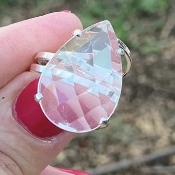 Anillo Facetado de Cuarzo Blanco con forma de gota