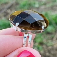 Anillo Facetado de Ojo de Tigre con forma ovalada