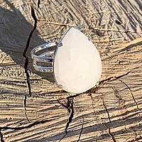 Anillo Facetado de Cuarzo Blanco Lechoso en forma de gota