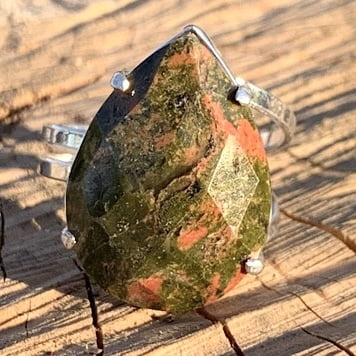Anillo Facetado de Unakita en forma de gota