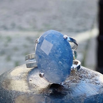 Anillo Facetado de Cuarzo Azul con forma ovalada