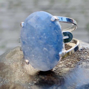 Anillo Facetado de Cuarzo Azul con forma ovalada