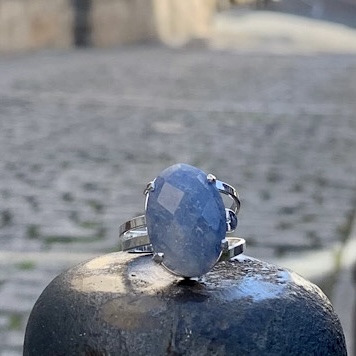 Anillo Facetado de Cuarzo Azul con forma ovalada